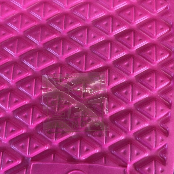 NIP PrettyLittleThing Women’s Sz 8 Pink Wide Fit Rubber Buckle Footbed Sliders - Picture 5 of 5